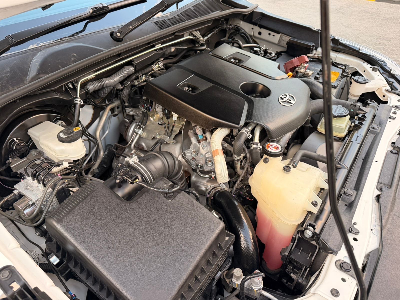 Toyota Hilux SR5 2018 White image
